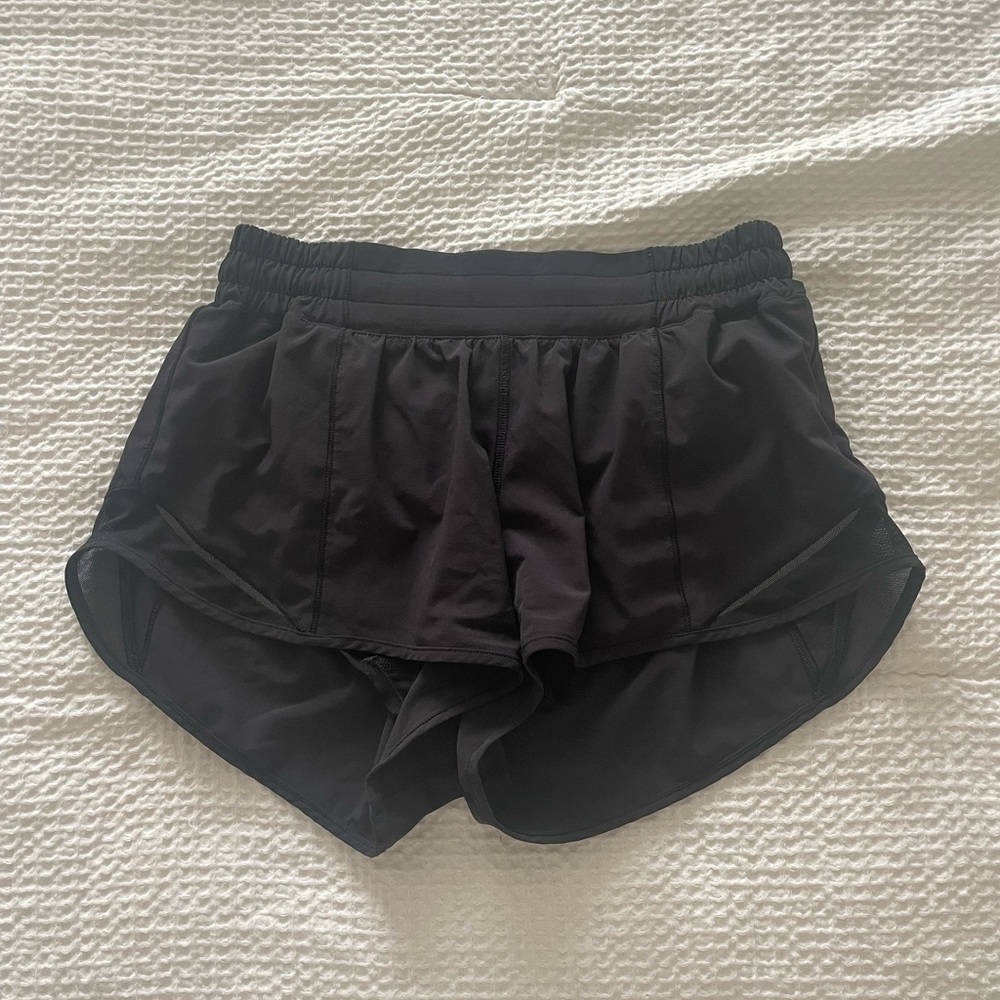 lululemon hotty hot 2.5” shorts